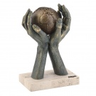 Скульптура "Мир в твоих руках"